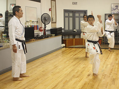 Sensei Toryu watches the class do Empi